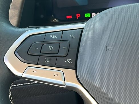 Used 2024 Volkswagen Atlas SE image 16