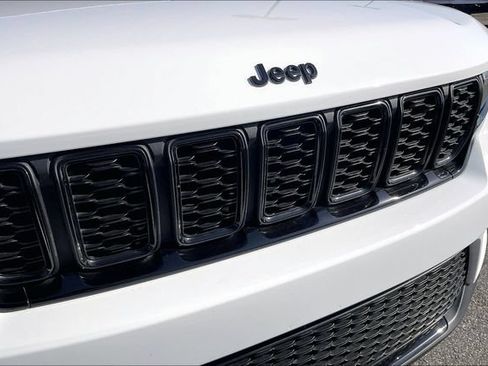 Used 2023 Jeep Grand Cherokee Limited w/ Black Appearance Package AWD/4WD image 30