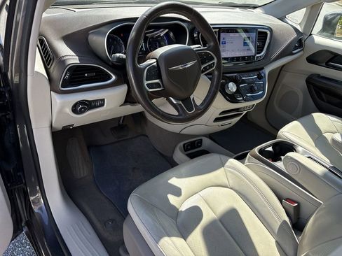 Used 2021 Chrysler Pacifica Touring-L FWD image 11