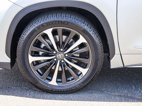 Used 2021 Toyota Highlander XSE FWD image 9