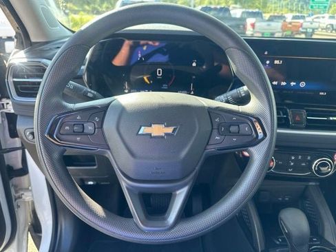 Used 2025 Chevrolet TrailBlazer LT AWD/4WD image 16