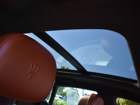 Used 2018 Maserati Levante GranLusso AWD/4WD image 14