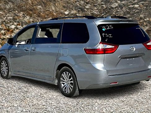 Used 2018 Toyota Sienna XLE image 11