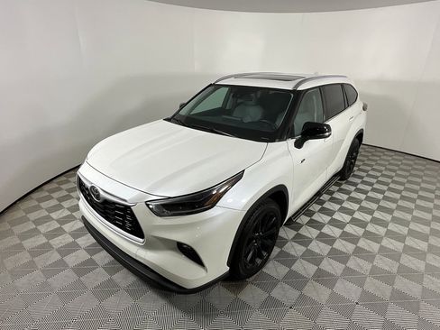 Used 2021 Toyota Highlander XLE image 9