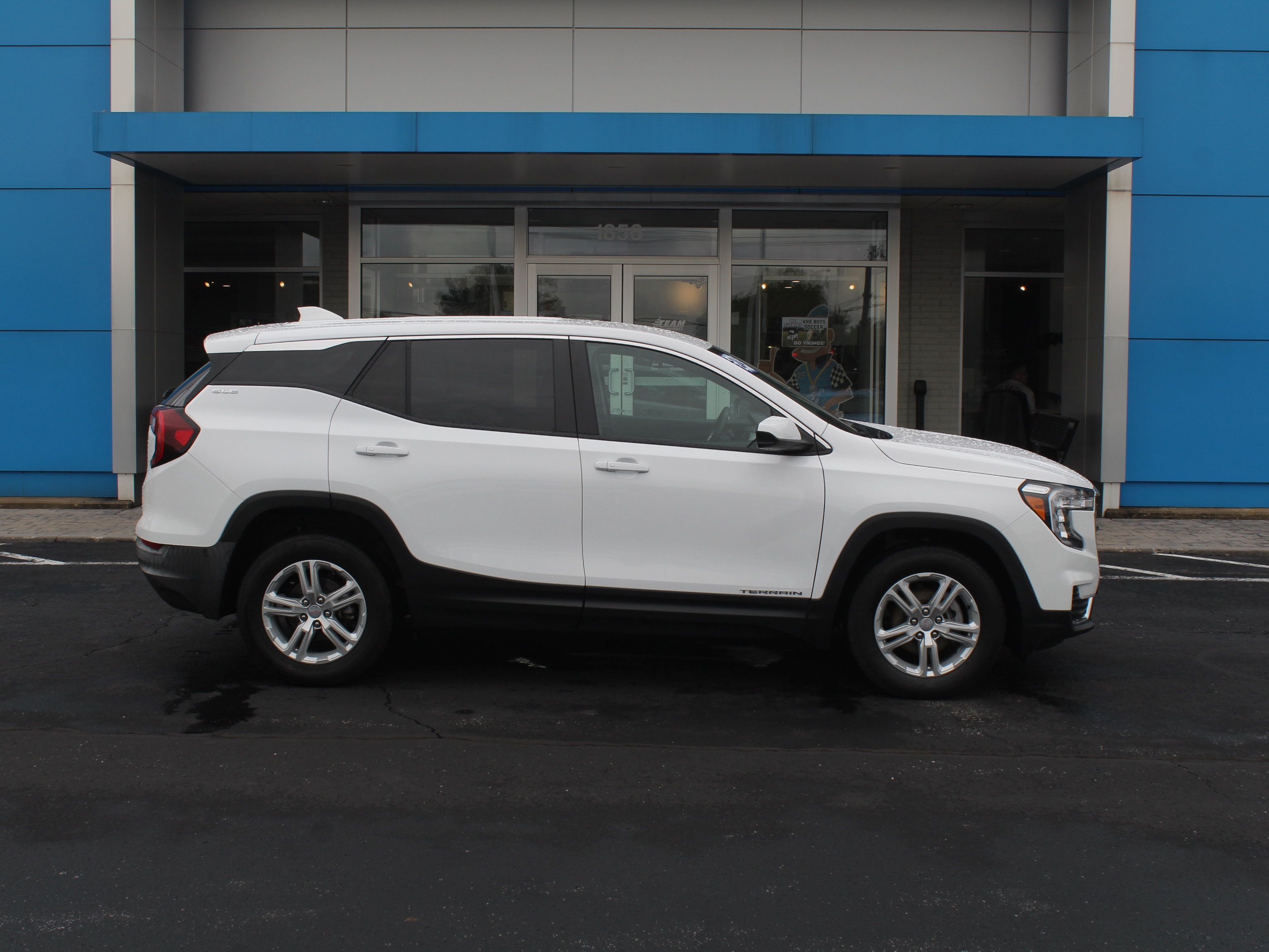 Used 2024 GMC Terrain SLE AWD/4WD image 5