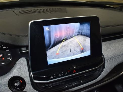 Used 2025 Jeep Compass Latitude image 32