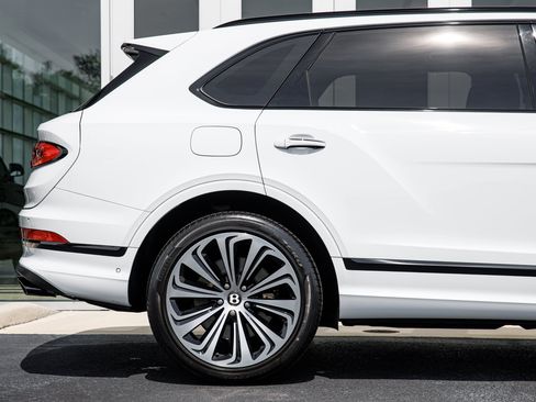 Certified 2023 Bentley Bentayga Extended Wheelbase AWD/4WD image 11
