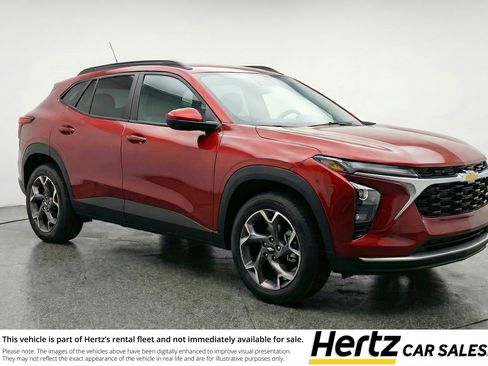 Used 2025 Chevrolet Trax LT FWD image 1