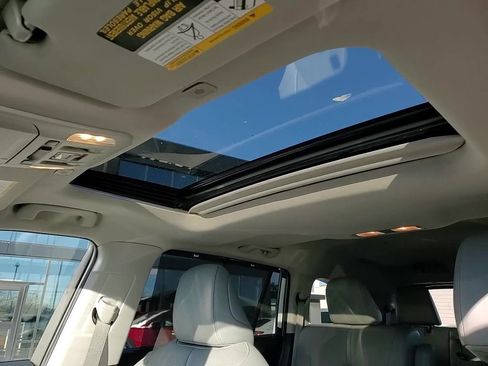 Used 2023 Toyota Highlander Limited image 22