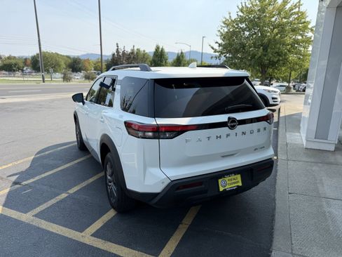 Used 2022 Nissan Pathfinder SV image 5
