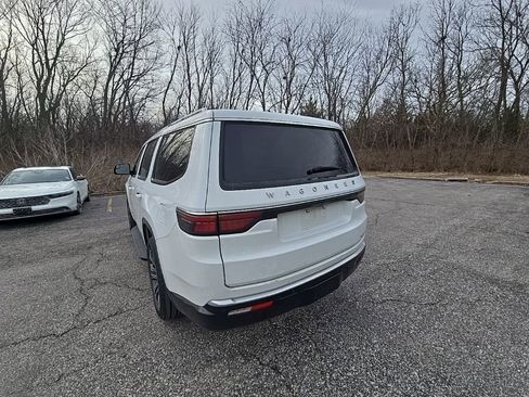 Used 2024 Jeep Wagoneer Series II w/ Flexible Seating Group image 5