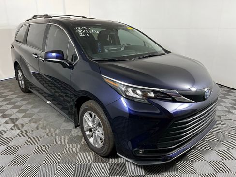 Certified 2025 Toyota Sienna XLE AWD/4WD image 3