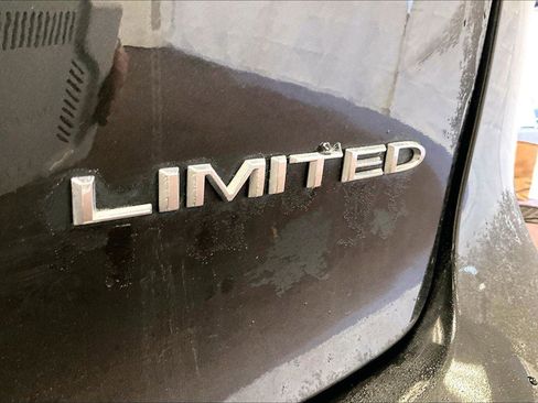 Used 2023 Chrysler Pacifica Limited image 13