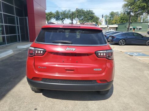 Used 2019 Jeep Compass Latitude w/ Cold Weather Group AWD/4WD image 5