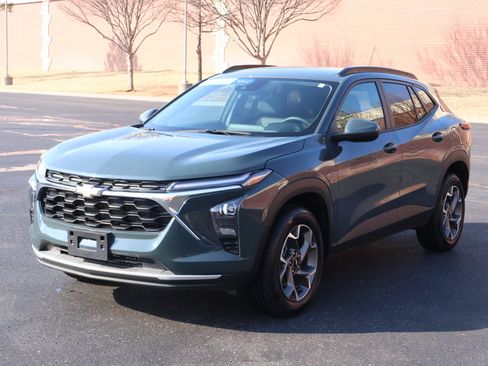 Certified 2025 Chevrolet Trax LT w/ Driver Confidence Package image 25