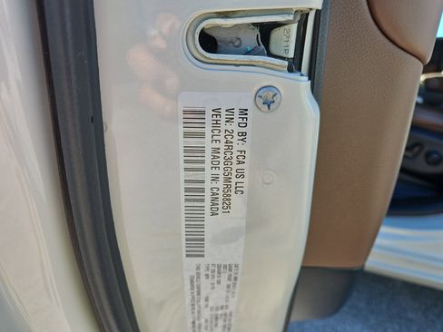 Used 2021 Chrysler Pacifica Limited w/ Uconnect Theater Family Group image 23