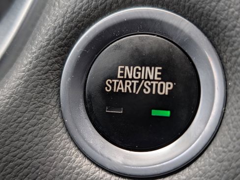 Used 2020 Chevrolet Traverse LT FWD image 33