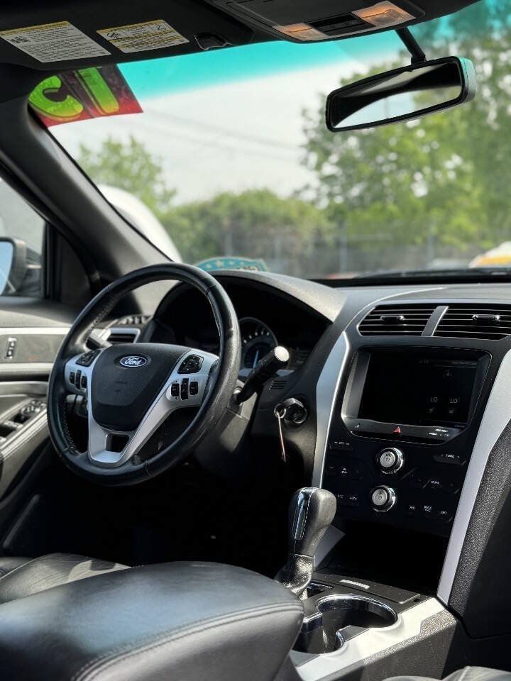 Used 2015 Ford Explorer XLT w/ Equipment Group 202A AWD/4WD image 16