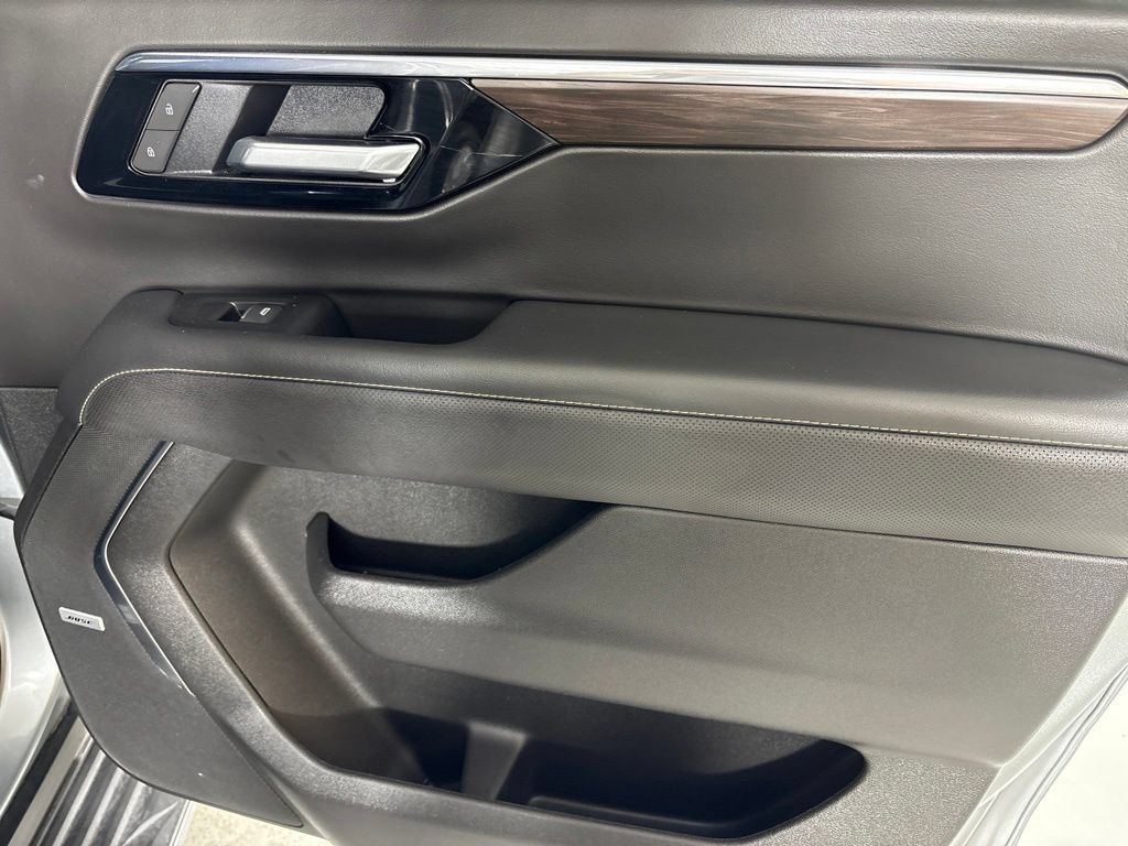 Certified 2025 Chevrolet Suburban Premier RWD image 22