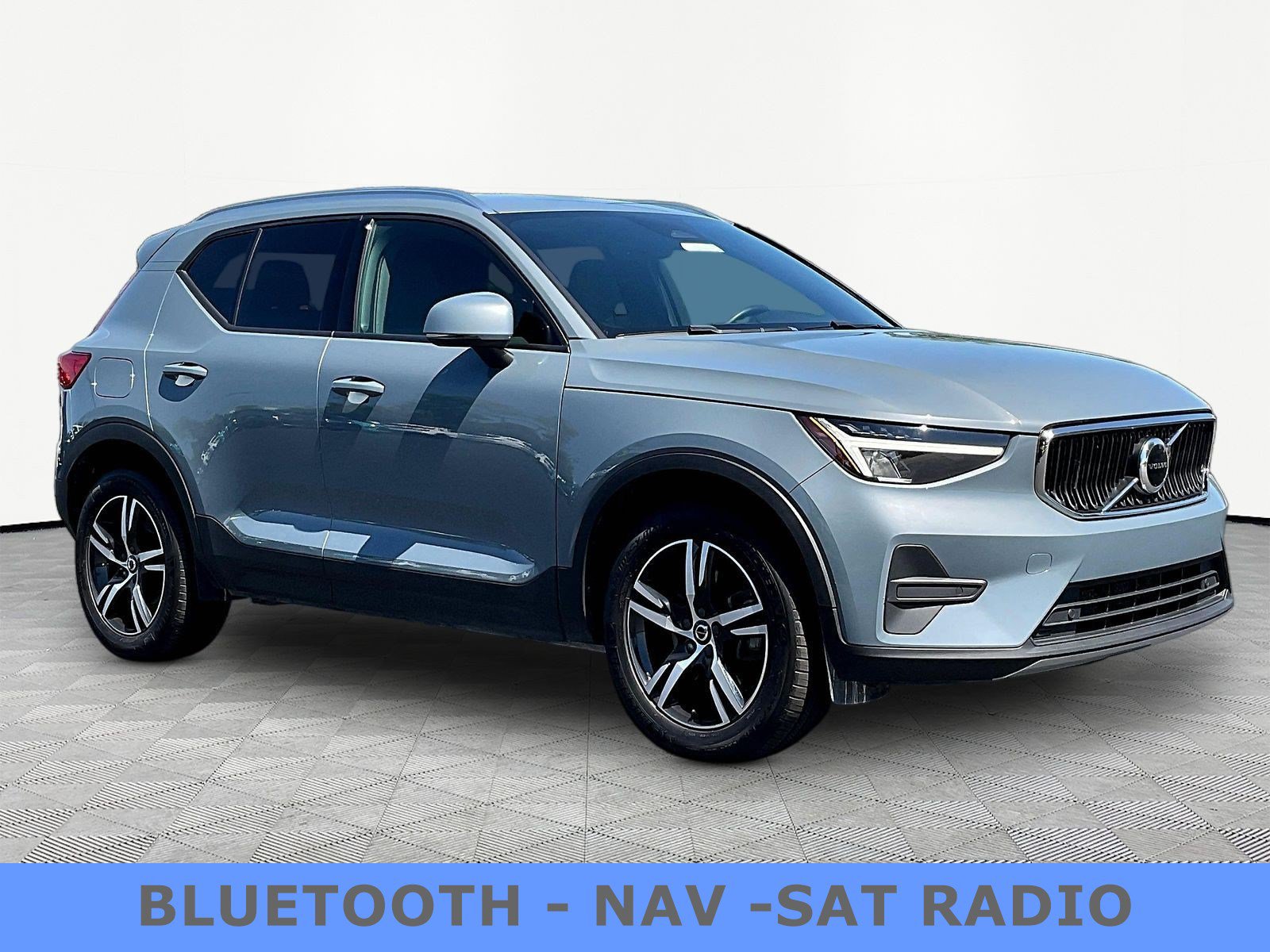 Used 2023 Volvo XC40 B5 Core AWD/4WD image 3
