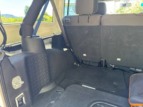 Used 2016 Jeep Wrangler Unlimited Rubicon w/ Connectivity Group AWD/4WD image 38
