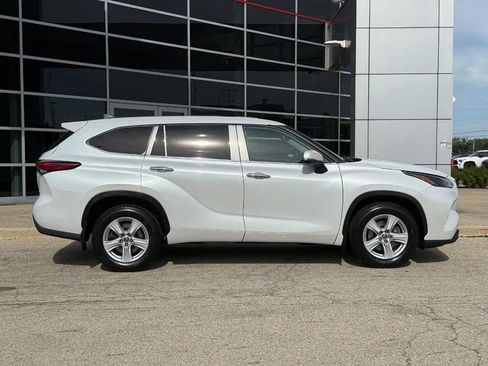 Used 2022 Toyota Highlander LE AWD/4WD image 2