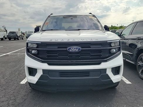Used 2025 Ford Expedition Active AWD/4WD image 3