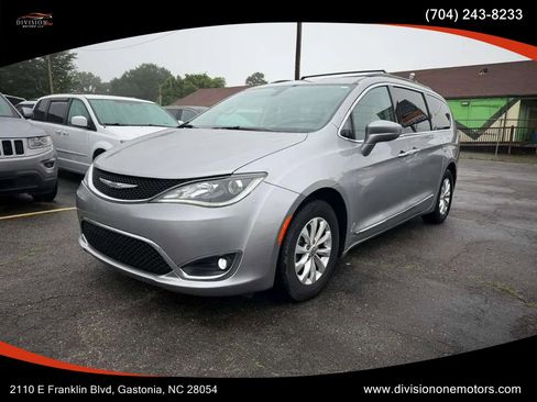 Used 2017 Chrysler Pacifica Touring-L FWD image 1