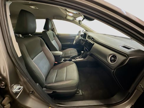 Used 2018 Toyota Corolla LE w/ Body Protection Package FWD image 31