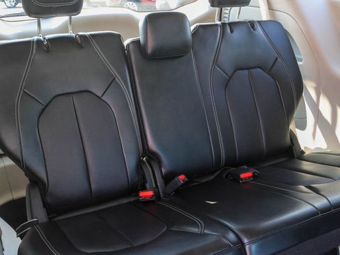 Used 2024 Chrysler Pacifica Touring-L FWD image 12