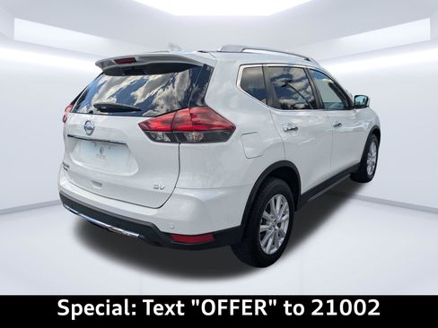 Used 2019 Nissan Rogue SV image 2