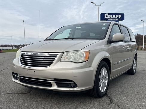 Used 2013 Chrysler Town & Country Touring image 4