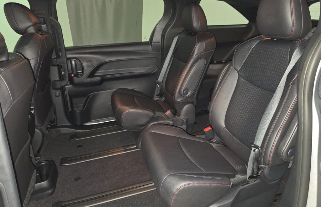 Used 2025 Toyota Sienna XSE FWD image 12