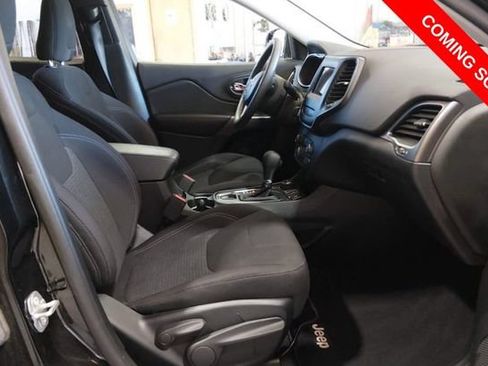 Used 2019 Jeep Cherokee Latitude w/ Popular Appearance Group AWD/4WD image 5