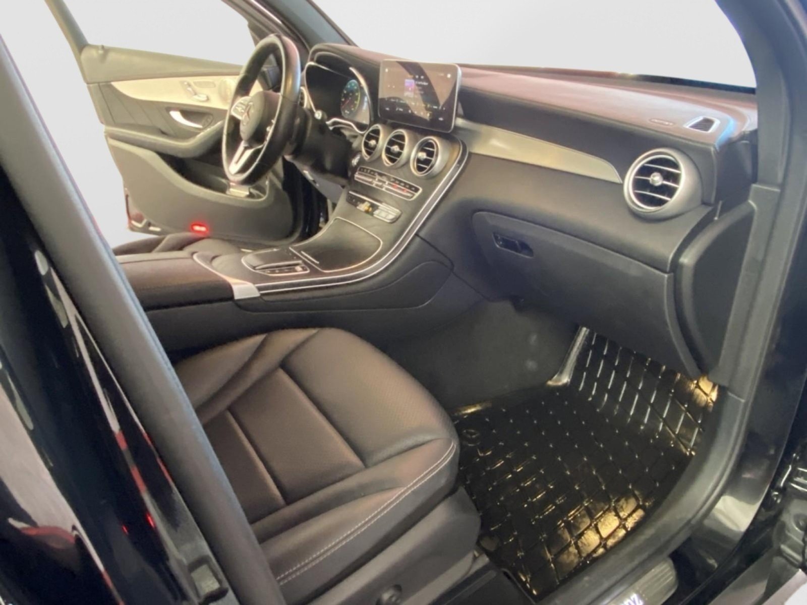 Used 2023 Mercedes-Benz GLC 300 4MATIC Coupe image 8