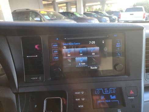 Used 2015 Toyota Sienna LE FWD image 14