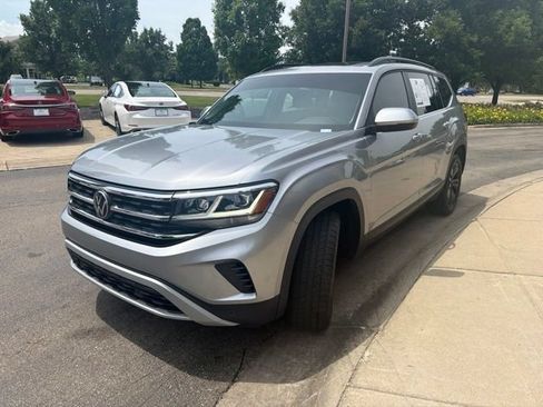Used 2023 Volkswagen Atlas SE w/ Panoramic Sunroof Package AWD/4WD image 3
