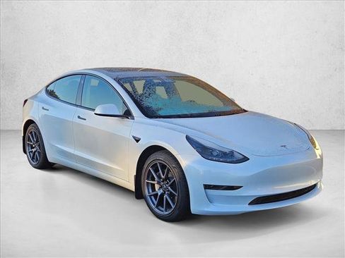 Used 2023 Tesla Model 3 Standard Range image 3