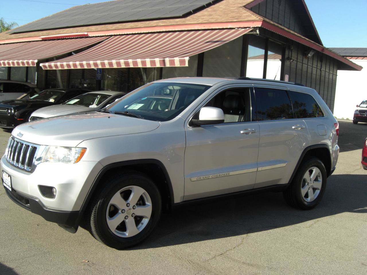 Used 2011 Jeep Grand Cherokee Laredo AWD/4WD image 3