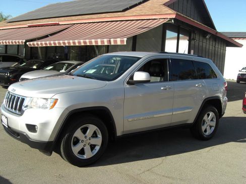 Used 2011 Jeep Grand Cherokee Laredo image 3