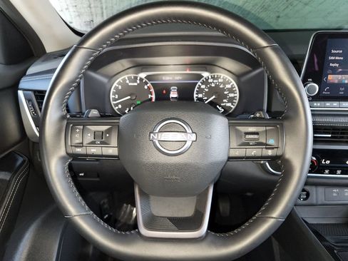 Used 2025 Nissan Rogue SV FWD image 23