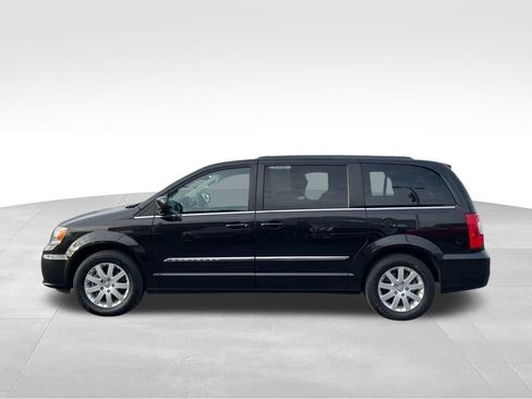 Used 2014 Chrysler Town & Country Touring image 2