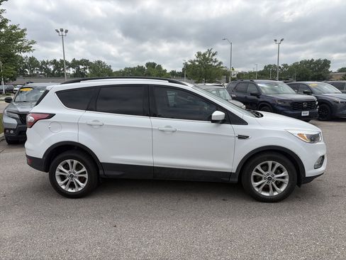 Used 2018 Ford Escape SE w/ SE Sync 3 Package FWD image 4