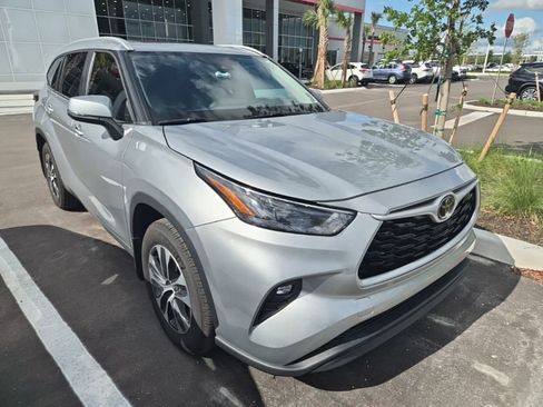 Used 2023 Toyota Highlander XLE image 2