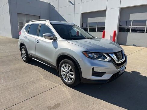 Used 2017 Nissan Rogue SV w/ SV Premium Package image 4