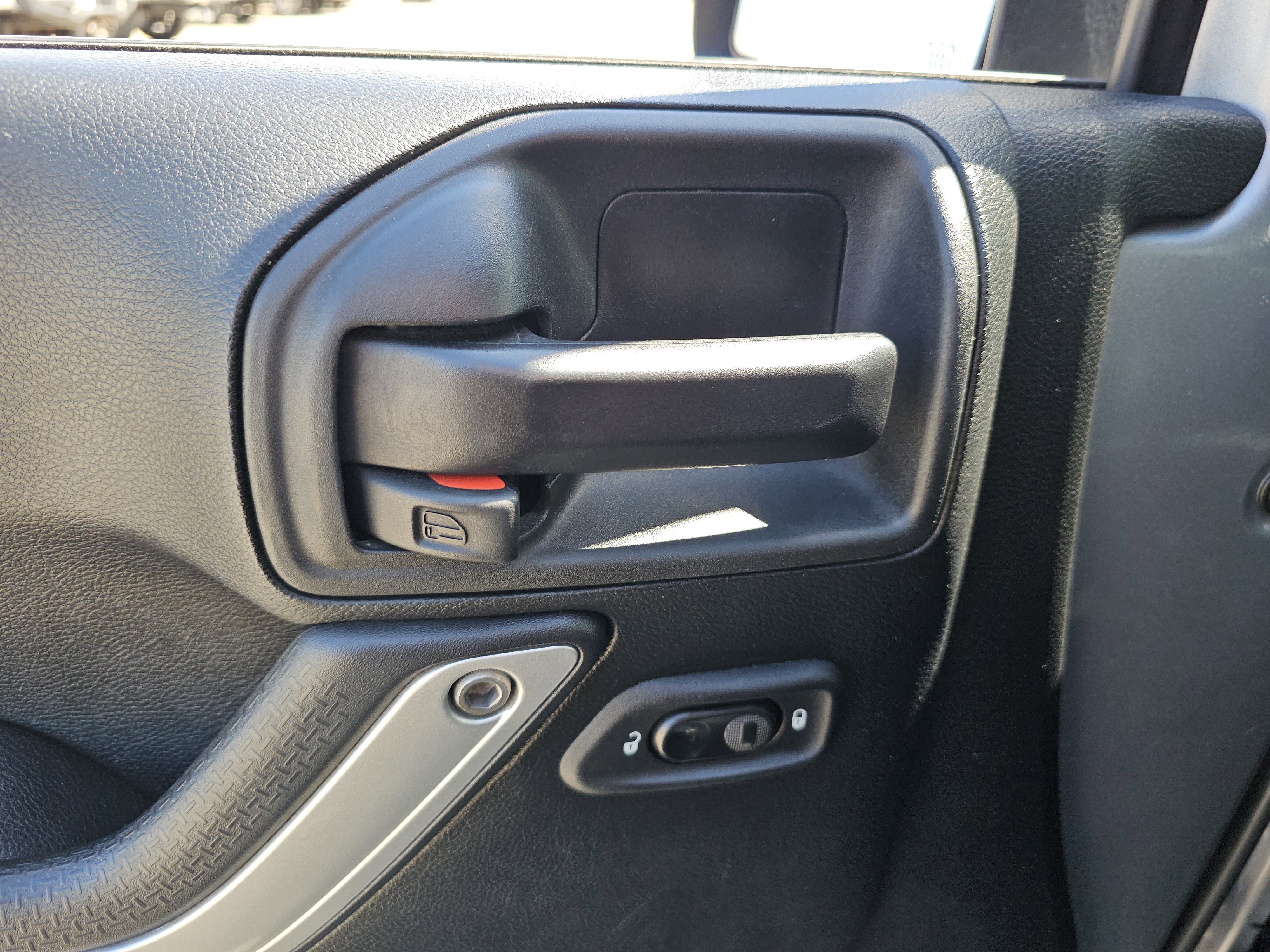 Used 2018 Jeep Wrangler Unlimited Sahara AWD/4WD image 26