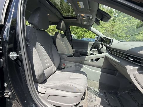 Used 2022 Hyundai Elantra SEL w/ Convenience + Premium Package FWD image 9