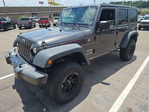Used 2018 Jeep Wrangler Unlimited Sport S AWD/4WD image 3