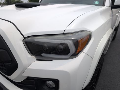 Used 2018 Toyota Tacoma TRD Sport AWD/4WD image 10