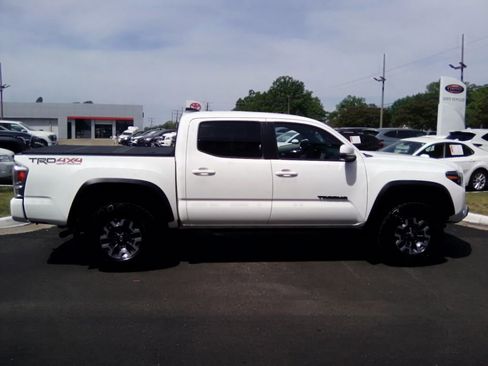 Used 2023 Toyota Tacoma TRD Off-Road w/ Technology Package image 2